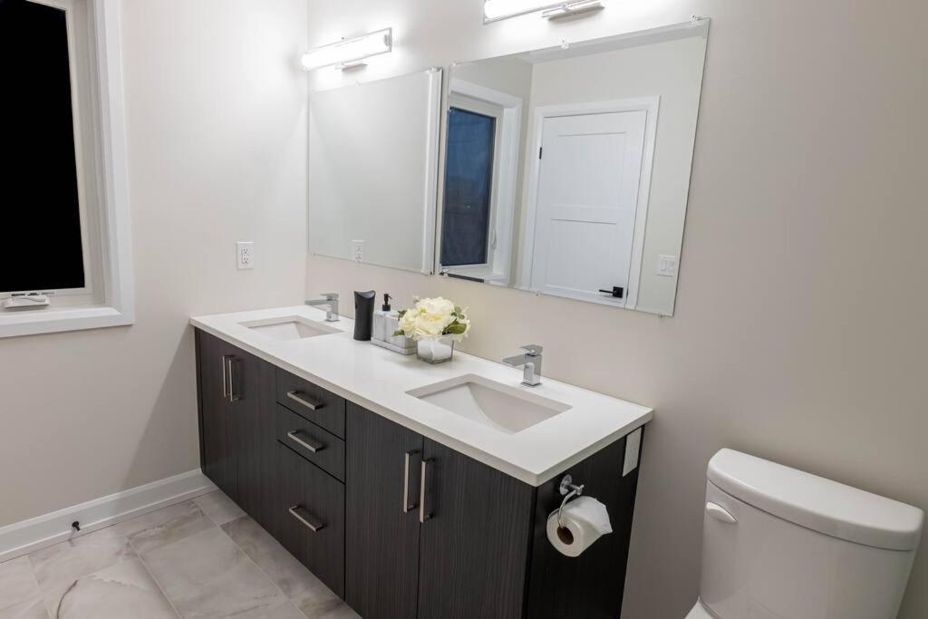 Luxury Niagara 3 Bdr Townhouse /Garage Lägenhet Exteriör bild